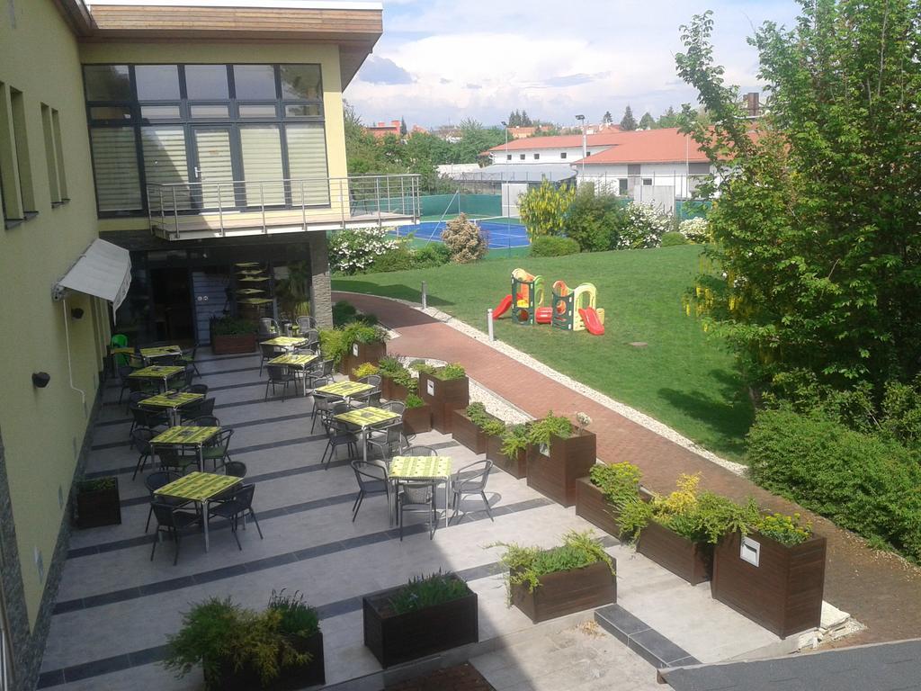 Hotel Predium Vrable Экстерьер фото