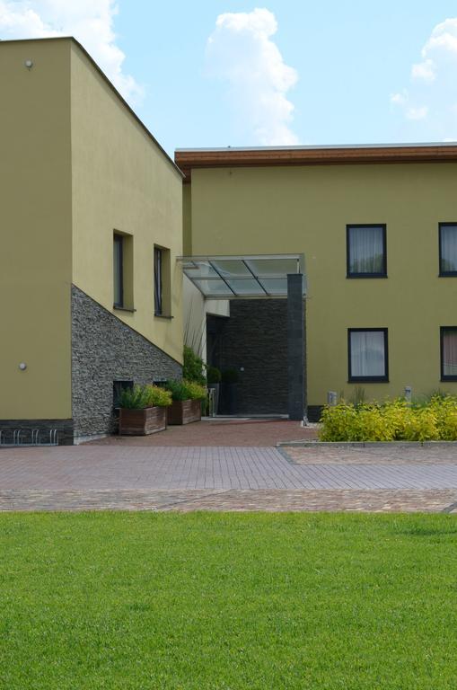 Hotel Predium Vrable Экстерьер фото